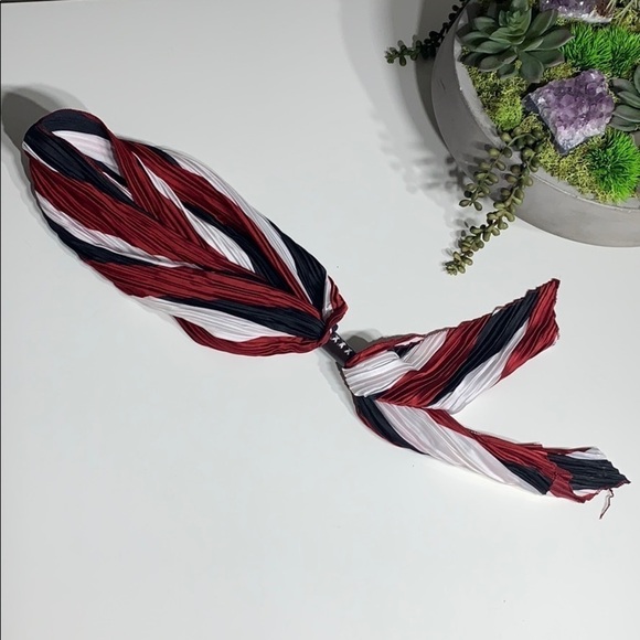Pleated Fall Neck scarf red black and white access - Picture 3 of 5